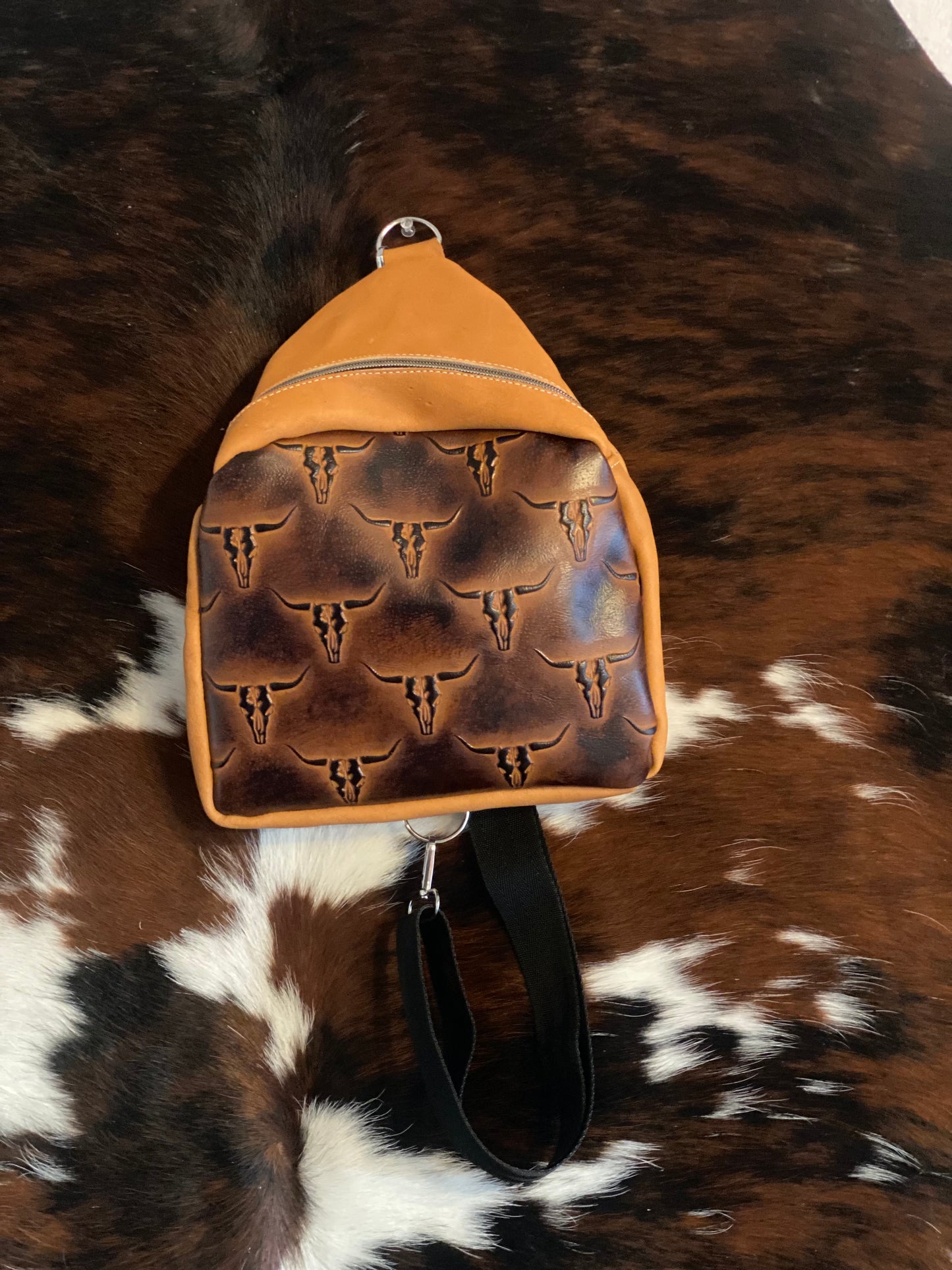 Longhorn sling bag